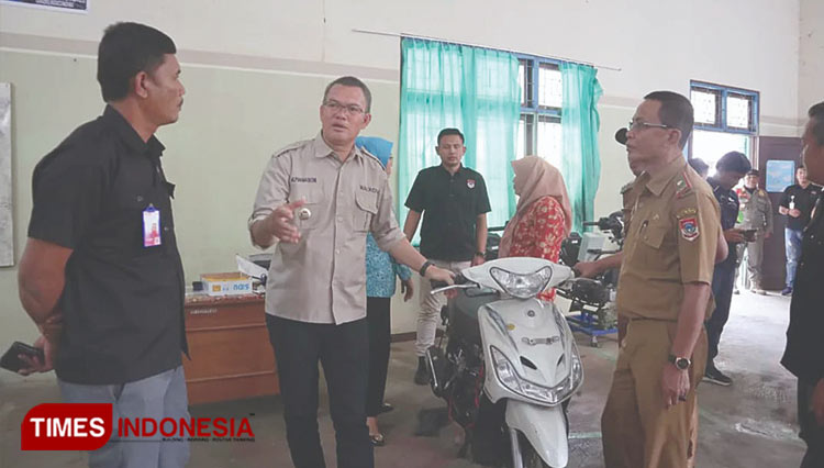 Wali Kota Pagar Alam Alpian Maskoni meninjau pelatihan kelas praktik otomotif di UPTD BLK Kota Pagar Alam, usai membuka giat pelatihan dasar unit kompetensi tahun 2022, Kamis (27/10/2022). (Foto:  Asnadi/TIMES Indonesia)