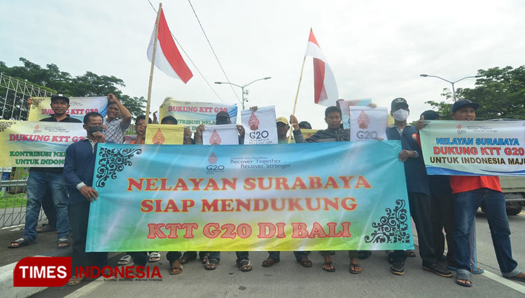 Surabaya Fishermen Organize Flash Mob Action in Support of G20 Summit in Bali