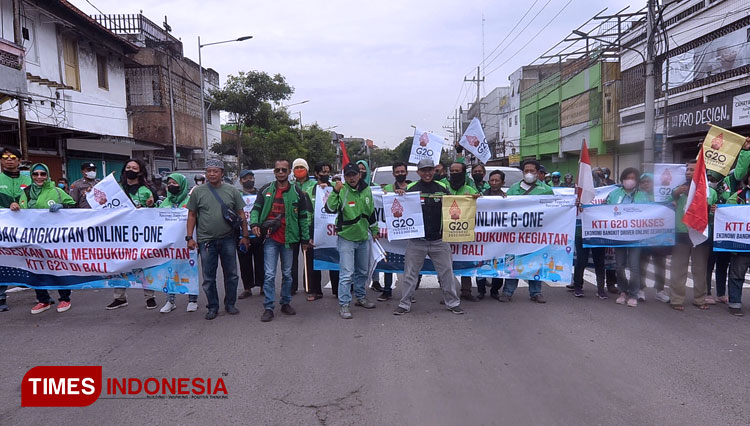 membawa-sejumlah-banner-2.jpg