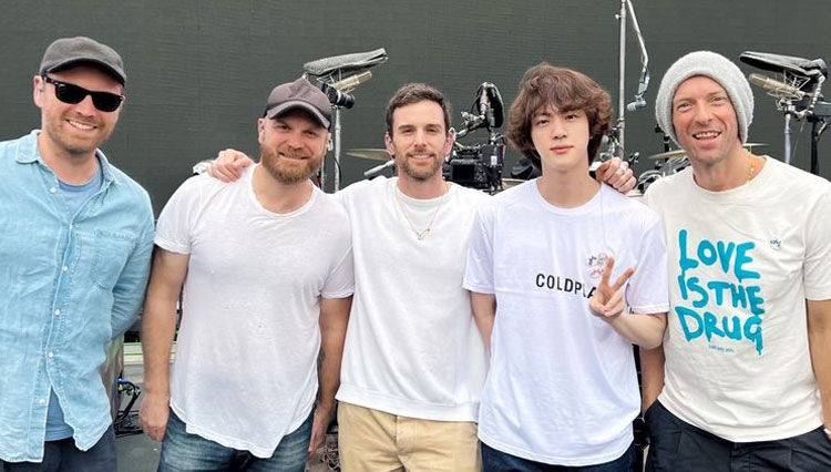Jelang Konser Coldplay Pamer Foto Bareng Jin BTS