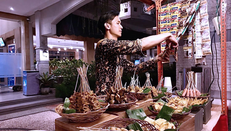 Warung angkringan Luminor Hotel Jember yang menyajikan berbagai menu dengan bumbu khas nusantara yang juga dilengkapi dengan pilihan sambal yang komplit. (Foto: Luminor for TIMES Indonesia) 