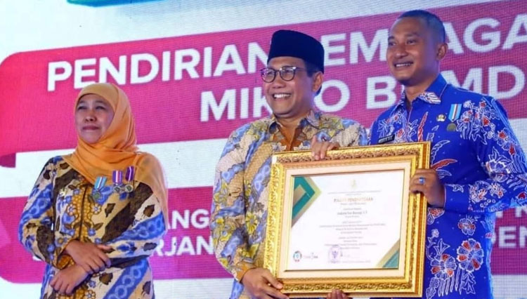 Menteri Desa PDTT RI A. Halim Iskandar, serahkan Piagam Penghargaan kepada Bupati Pacitan, Indrata Nur Bayuaji. (Foto: Dok. Prokopim Pacitan)