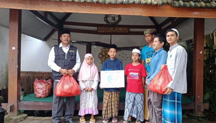 Distribusi sedekah nasi jumat oleh para relawan di panti Asuhan Al Kaaf Jabung. (FOTO: AJP TIMES Indonesia)