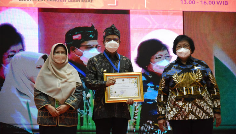 Bupati Bandung H.M. Dadang Supriatna  menerima penghargaan Program Kampung Iklim (Proklim) dari Menteri LHK Siti Nurbaya, pada Acara Puncak Festival Iklim Tahun 2022 di Gedung Manggala Wanabakti,Senayan Jakarta, Jumat (28/10/2022) malam.