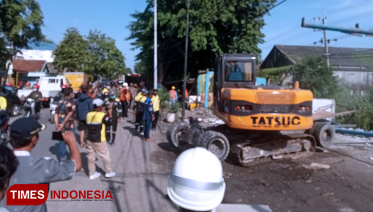 Progres Pelebaran Jalan Manyar Gresik Dimulai, Lapak Pedagang Mulai Dibongkar 