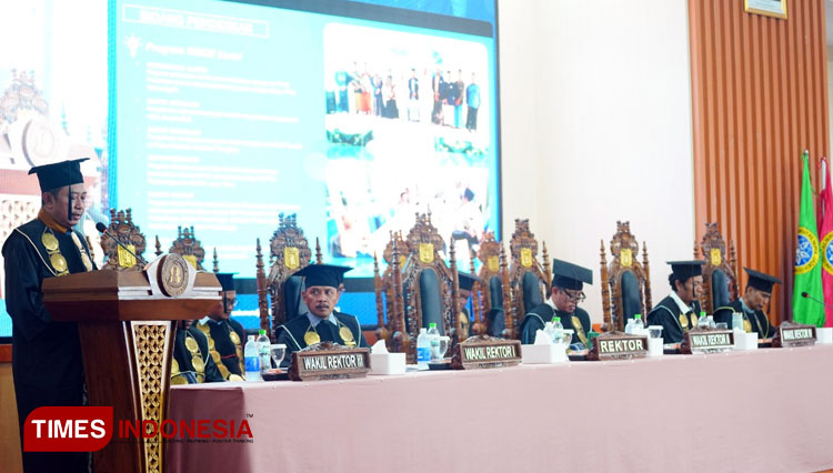 Rektor Unuja Probolinggo KH Abdul Hamid Wahid, memberikan sambutan dalam prosesi wisudawan.(Foto: Taufik Hidayat/TIMES Probolinggo)