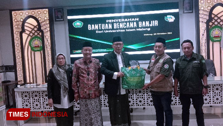 Rektor UNISMA Prof Dr H Maskuri MSi menyalurkan bantuan korban banjir melalui LPBI NU. (FOTO: Naufal Ardiansyah/TIMES Indonesia) 