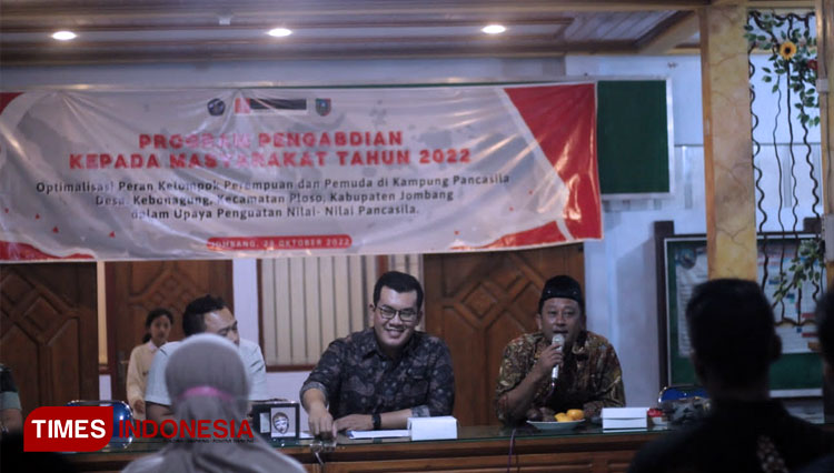 Tim Dosen Pengmas Fisip Universitas Brawijaya Malang saat menyampaikan materi pencegahan radikalisme di Kampung Pancasila, Desa Kebonagung, Kecamatan Ploso, Kabupaten Jombang, Sabtu (29/10/2022). (FOTO : Rohmadi/TIMES Indonesia)