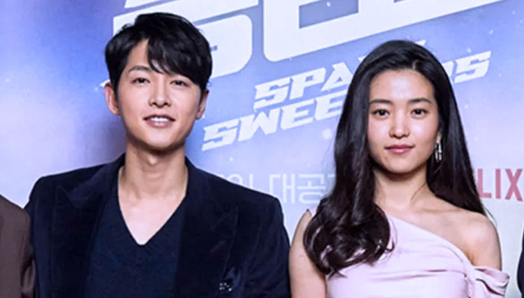 Song Joong Ki dan Kim Tae Ri saat premier film Space Sweepers 
