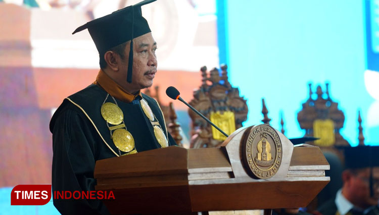 Rektor Unujaj Probolinggo, KH Abdul Hamid Wahid saat berpidato di acara wisuda diploma, sarjana dan magister di Aula I Ponpes Nurul Jadid (foto: Taufik Hidayat/TIMES Indonesia)