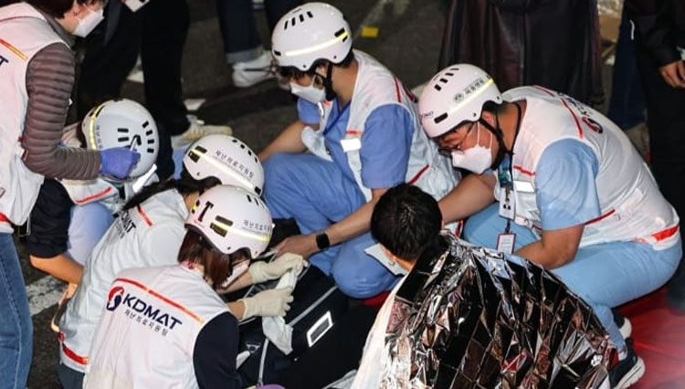 Tim penyelamat saat menangani para korban yang tak sadarkan diri setelah terinjak-injak (FOTO: The Korea Times/Yonhap).