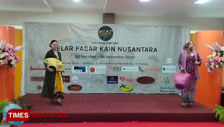 Model Fashion Show saat sedang catwalk saat opening Gelar Pasar Kain Nusantara (Foto: Kurnia Amalia Ilmi)