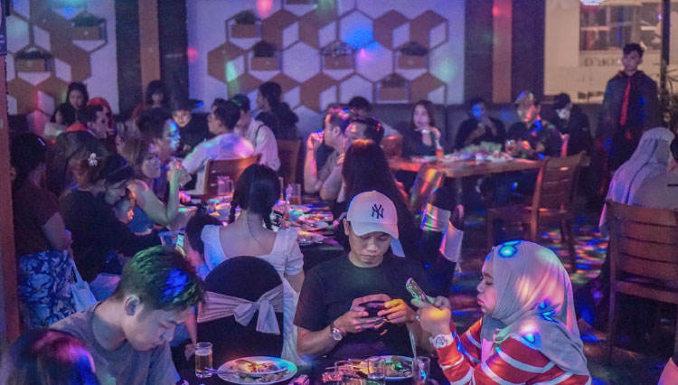 The guests enjoying Halloween night at Lavender Café of ASTON Jember. (Photo: ASTON Jember for TIMES Indonesia)