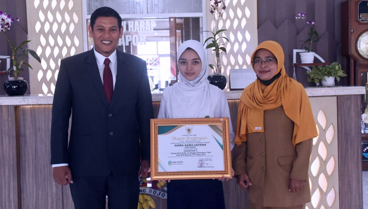 Wali Kota Kediri bersama Amira Azwa Safrina keluar sebagai juara Harapan II di ajang MTQ Nasional XXX tahun 2022 (FOTO: Diskominfo Kota Kediri)