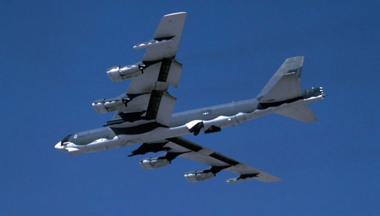 Sebuah pesawat pembom strategis bomber B-52 Stratofortress B-52H Angkatan Udara AS terbang melintasi langit. (FOTO: US Air Force)