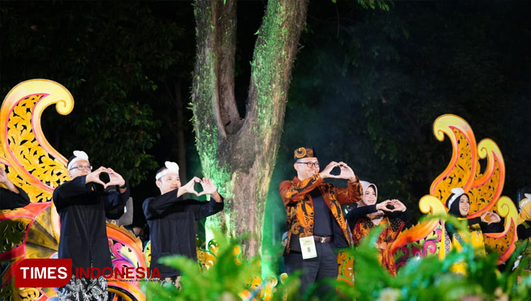 Kepala Dinas Kominfo Kota Probolinggo saat memperagakan salah satu batik Khas Kota Probolinggo'batik Cumang' dalam Lomba Fashion Show Batik. (Foto : Taufik Hidayat/TIMES Indonesia)