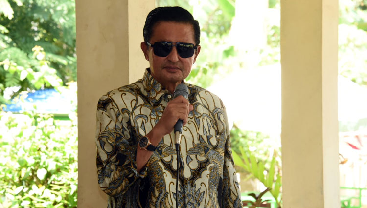 Wakil Ketua MPR RI Fadel Muhammad saat kunjungan dan pemberian santunan ke manula di Kecamatan Limboto kabupaten Gorontalo, Minggu (30/10/2022). (foto: dok MPR RI)