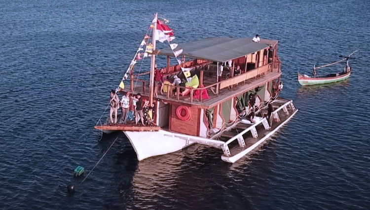 Kapal Pinisi Kamalingga Probolinggo Siap Jadi Tempat Bermalam Kekinian di Tengah Laut