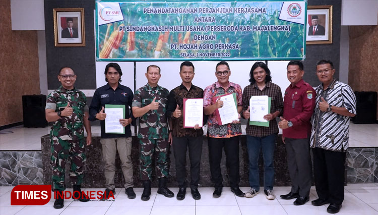 PT SMU Majalengka dan PT Hojah Agro Perkasa Jalin MoU pengolahan jagung yang disaksikan Asda II Setda Majalengka dan Danrem 063/SGJ serta Dandim 0617/Majalengka. (FOTO: Jaja Sumarja/TIMES Indonesia)