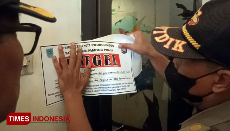 Pemkot Probolinggo melakukan penyegelan Kafe Family Karaoke 88 yang diduga masih beroperasi (Foto: Ishomuddin/TIMES Indonesia)