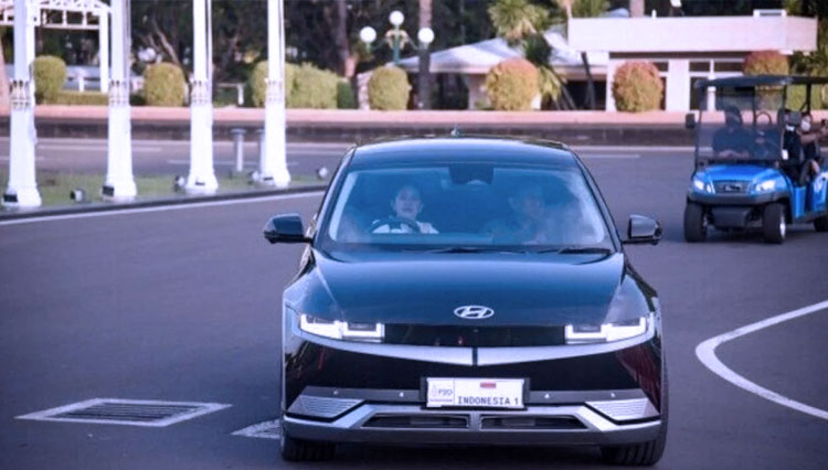 Ketua DPR RI Puan Maharani jajal mobil listrik (FOTO: DPR.go.id)