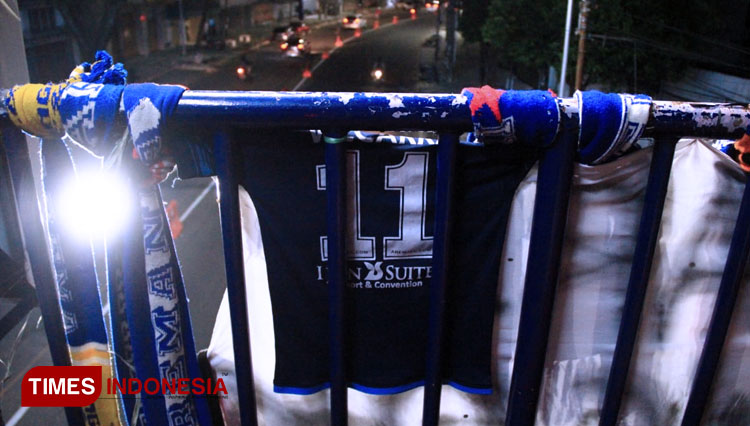 Syal dan jersey milik Aremania yang menggantung di jembatan penyebrangan kawasan Kayutangan Heritage, Kota Malang. (FOTO: Tria Adha/TIMES Indonesia)