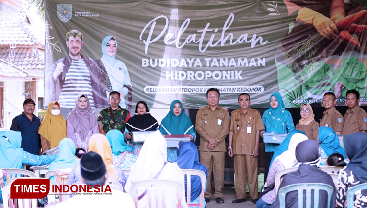 Pelatihan Hidroponik Sistem Wick Bagi Kader PKK Kelurahan Kedopok Kota Probolinggo