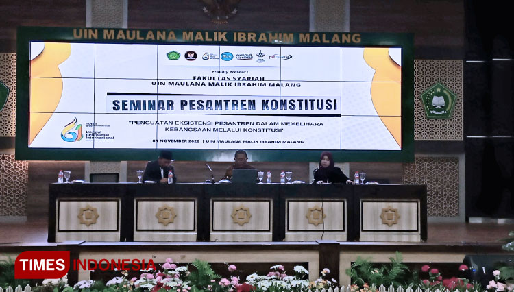 Sesi tanya jawab oleh pemateri  Dr. KH. Badruddin, M.HI (yang di pinggir), Dr. H. Wiryanto, S.H,. M.H (yang di tengah) dalam Seminar Pesantren Konstitusi di Aula Gedung Rektorat Lantai 5 UIN Maliki Malang. (Foto: Laela Rohadatul Aisy)