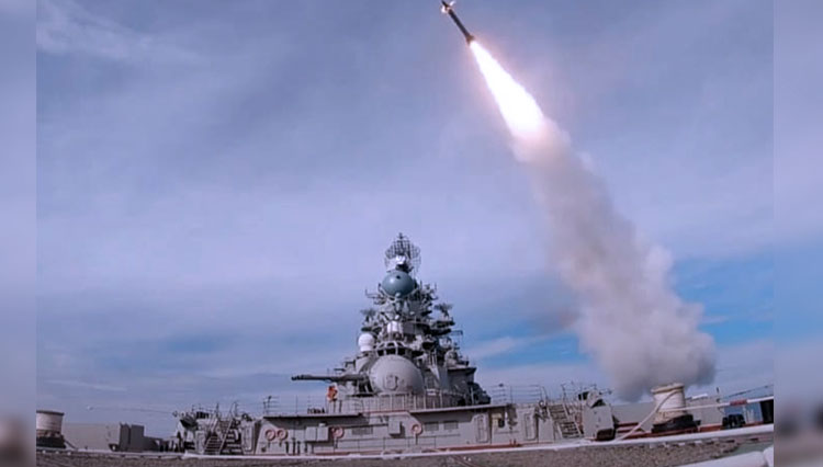 Killjoy, atau Dagger, bisa melesat dengan 12 kali kecepatan suara. Digambarkan di sini diluncurkan dari kapal perang Rusia di Laut Barents selama latihan tahun lalu. (FOTO:The Sun)