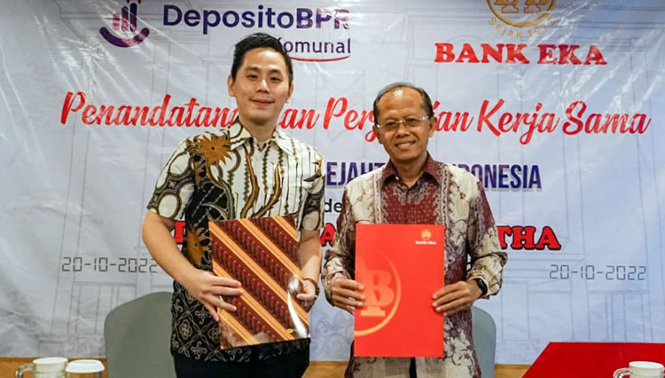 (kiri-kanan) Rico Tedyono selaku Co-Founder dan COO Group Komunal dan Eko Budiyono selaku Direktur Utama BPR Eka Bumi Artha menunjukkan surat perjanjian kerja sama, Rabu (2/11/2022). (Foto: Dok.Komunal) 