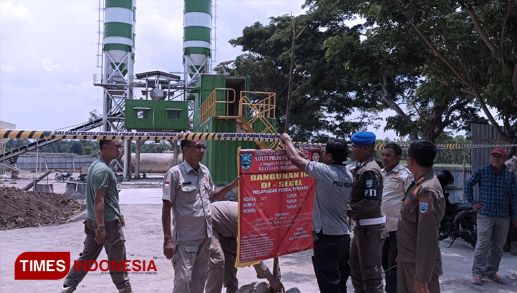 Satpol-PP-Kabupaten-Probolinggo-memasang-papan-segel.jpg