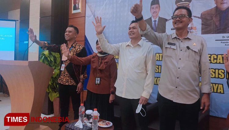 Staf Ahli Bidang Ekonomi Keuangan dan Pembangunan Pemerintah Kota Tasikmalaya H. Budi Rachman (berkacamata) di Hotel Harmoni, Selasa (1/11/22). (FOTO: Harniwan Obech/TIMES Indonesia)