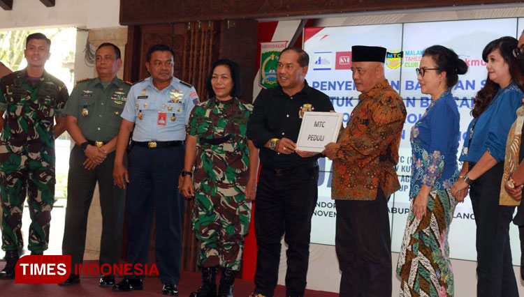 Bupati Malang Sanusi ketika pendistribusian bantuan dari Malang Tahes Club bagi Korban Banjir Malang Selatan. (Foto : Binar Gumilang/TIMES Indonesia).