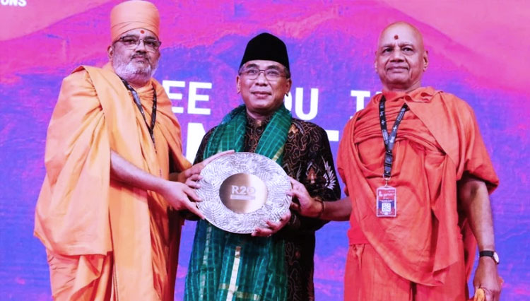 Ketum PBNU, KH Yahya Cholil Staquf menyerahkan penyelenggaraan Forum Agama G20 kepada tokoh agama India di Hotel Grand Hyat Nusa Dua, Bali, Kamis (03/11/2022). (FOTO: NU Online/Suwitno)