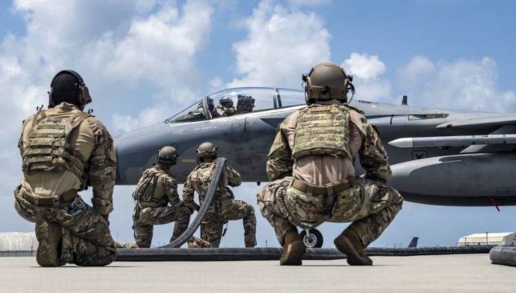 Penerbang dari Grup Operasi Khusus ke-353 bersiap untuk mengisi bahan bakar F-15 Eagle Angkatan Udara AS selama Latihan Westpac Rumrunner, 31 Juli 2020, di Pangkalan Udara Kadena, Jepang. (FOTO: DefenNews/Angkatan Udara AS)