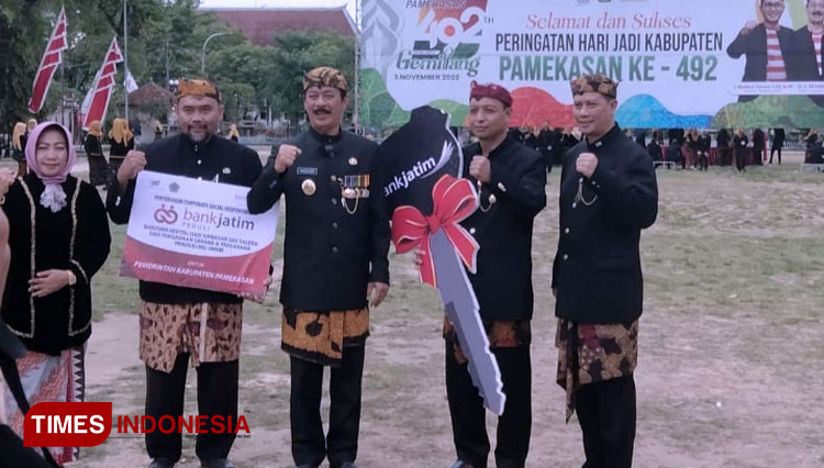 Wabup Pakai Baju Adat Madura Pimpin Upacara Hari Jadi Pamekasan ke-492