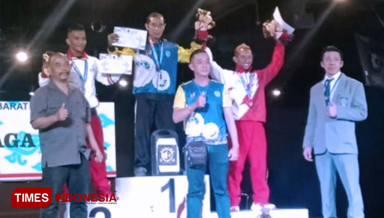 Peraih Medali Emas Kelas 55 Kg Hendi Herdiana (tengah) bersama Ketua KONI H.Arif dan pengurus Pengcab Binaraga dan Fitnes Seluruh Indonesia Kota Tasikmalaya, Jumat (4/11/22) (FOTO: Dok. PBFI Kota Tasikmalaya/TIMES Indonesia)