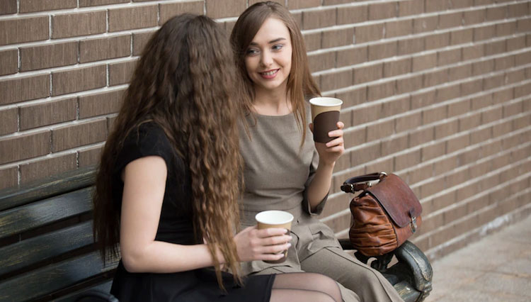 Dua orang wanita sedang menikmati kopi mereka di pagi hari. (Foto: Yanalya/Freepik)