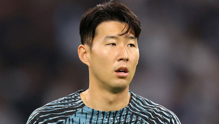Pemain Tottenham Hotspur Son Heung-min harus menjalani operasi karena cedera di bagian wajahnya dan terancam absen di Piala Dunia 2022. (foto: twitter @SpursOfficial)