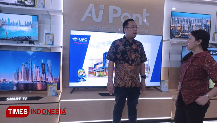 Direktur Utama PT Damai Sejahtera Abadi, Tbk Poedji Harixon (kiri) saat pembukaan UFO Elektronik Wiyung Surabaya Barat, Jumat (4/11/2022). (Foto: Lely Yuana/TIMES Indonesia)