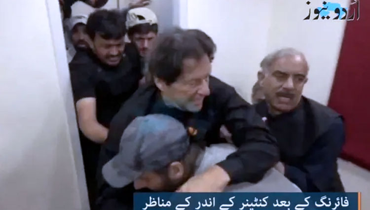 Imran Khan dibopong keluar setelah ditembak di Wazirabad, Pakistan (3/11/2022). (Foto: Urdr Media/Reuters)