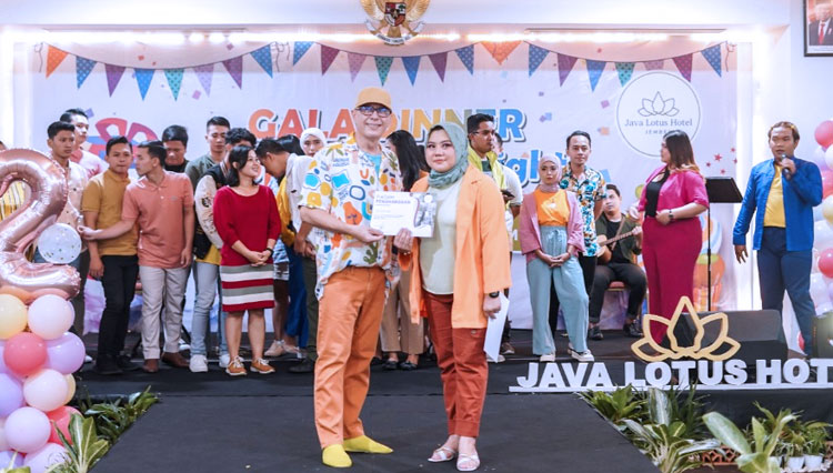Pemberian reward kepada salah satu staff oleh GM Java Lotus Hotel Jember. (Foto: Java Lotus for TIMES Indonesia) 