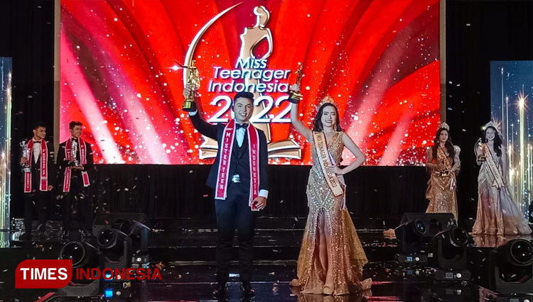 Abdiel Chrise Jatmiko dan Mirachelle Julasavee Surja asal Bali meraih gelar Mister Teen - Miss Teenager Indonesia 2022, Jumat (4/11/2022) malam.(Foto : Lely Yuana/TIMES Indonesia) 