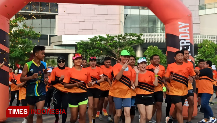 Para peserta Fun Run JETE Indonesia mengawali start dari Parkir Pakuwon City Mall Surabaya Timur, Sabtu (5/11/2022).(Foto : Lely Yuana/TIMES Indonesia)