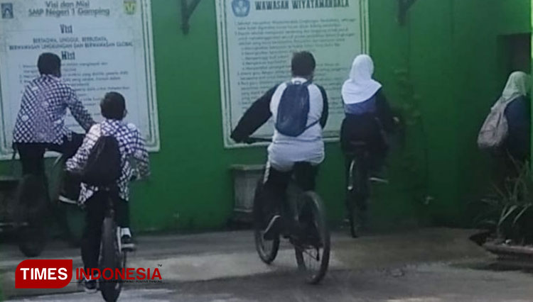 Seorang pelajar di Yogyakarta naik sepeda saat berangkat dan pulang sekolah. (FOTO: A Riyadi/TIMES Indonesia)