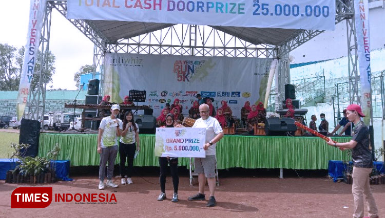 Pelari asal Gresik, Muridhotus Sholihah, pemenang hadiah Rp 5 juta fun run anniversary Hotel Whiz Prime Malang. (Foto: Naufal Ardiansyah/TIMES Indonesia)