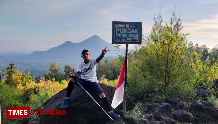Puncak Gunung Puthuk Siwur yang memiliki ketinggian 1.429 Mpdl. (FOTO : Rohmadi/TIMES Indonesia)