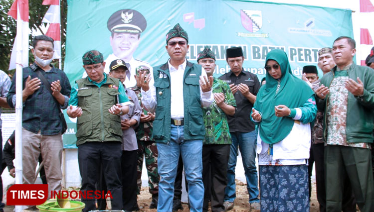 Bupati Bandung HM Dadang Surpriatna melaksanakan peletakan batu pertama pembangunan SMPN 4 Margahayu di Jalan Sampora Desa Sukamenak Kec Margahayu, Minggu (6/11/22). (Foto: Iwa/TIMES Indonesia)
