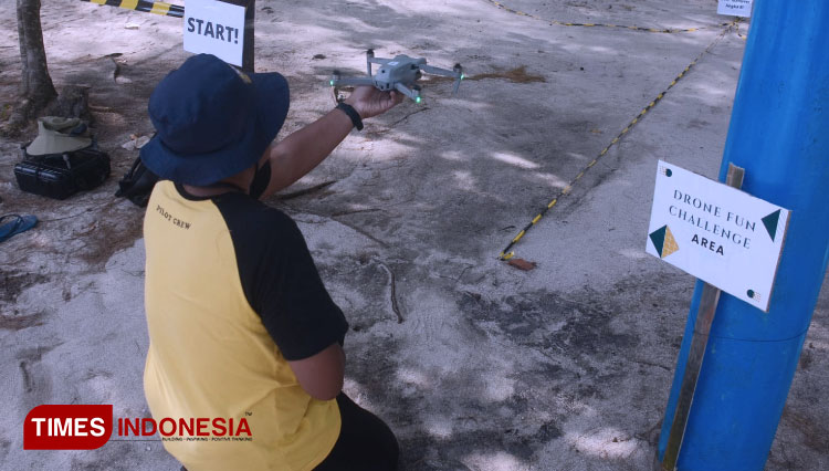 Peserta menerbangkan drone dalam gelaran Malang Drone Festival 2022, yang dilaksanakan di PantaI Teluk Asmara. (FOTO: Adhitya Hendra/TIMES Indonesia)