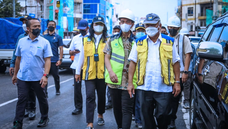 Menteri PUPR RI Basuki Hadimuljono didampingi Wali Kota Gibran Rakabuming Raka saat meninjau lokasi pekerjaan pedestrian di Kawasan Ngarsopuro. (FOTO: Biro Komunikasi Publik Kementerian PUPR RI)